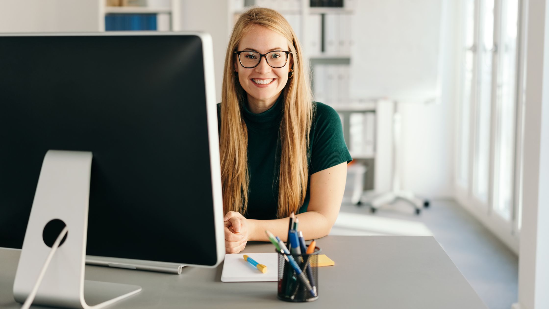 Miniaturka Wirtualna asystentka AI vs człowiek – kogo zatrudnić?